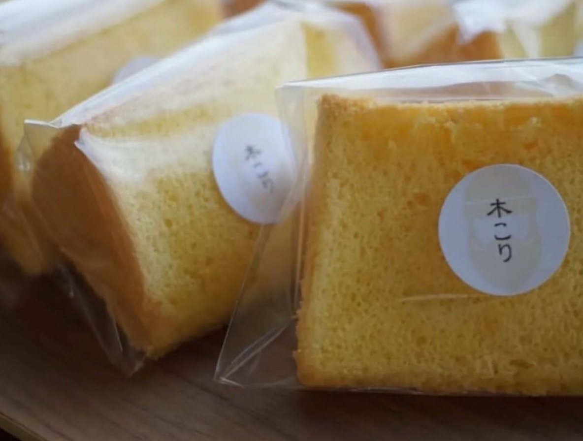 焼き立てのシフォンケーキ
